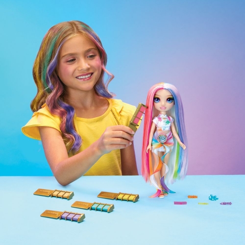 Ігровий набір з лялькою RAINBOW HIGH (РЕЙНБОУ ХАЙ) серії "Дрібниці для волосся та стиль" – АМАЯ (526780)