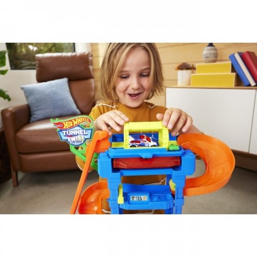 Игровой набор "Автомойка: Кормящие виражи" Hot Wheels