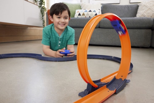 Трековый набор с машинкой 1:64 на радиоуправлении «Вызов скорости» HOT WHEELS®